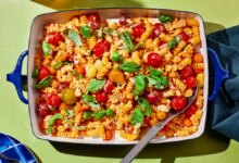 دستور تهیه پاستا فتا با نقش محوری گوجه فرنگی (مرحله به مرحله)