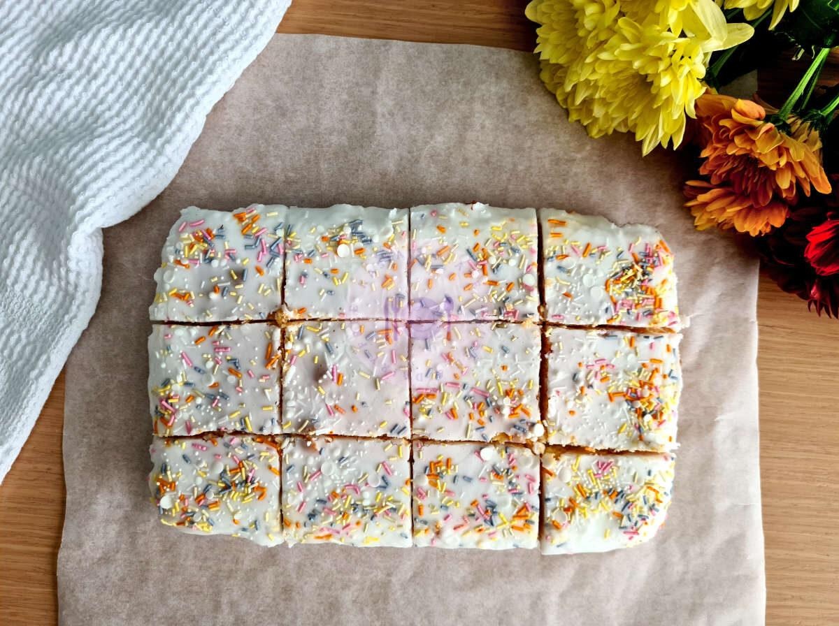 دستور تهیه کیک ساده در توستر با مغز و میوه عصرانه مقوی و خوشمزه (مرحله به مرحله) دستور تهیه کیک ساده در توستر با مغز و میوه عصرانه مقوی و خوشمزه (مرحله به مرحله)