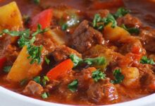 دستور تهیه ی گولاش غذای محبوب مجارستانی ها (مرحله به مرحله)