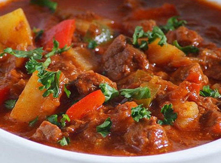 دستور تهیه ی گولاش غذای محبوب مجارستانی ها (مرحله به مرحله) دستور تهیه ی گولاش غذای محبوب مجارستانی ها (مرحله به مرحله)
