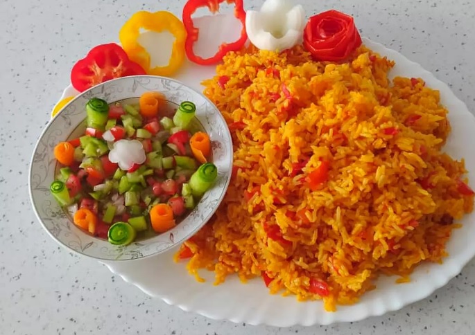 دمی گوجه با ته انداز مرغ زعفرانی؛ غذای آسان و مجلسی دمی گوجه با ته انداز مرغ زعفرانی؛ غذای آسان و مجلسی