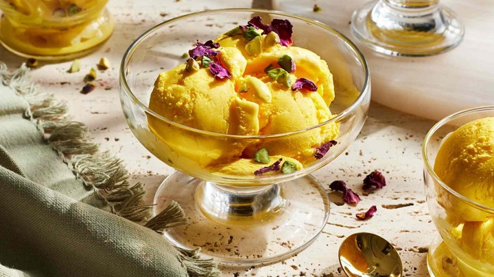رسپی بستنی زعفرانی در خانه + نکات خوشمزه‌تر شدن