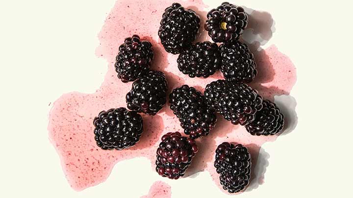 رسپی ترشی توت سیاه خانگی؛ خوشرنگ و خوش‌طعم