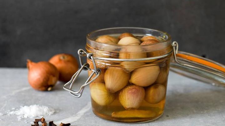 رسپی ترشی موسیر با رب انار؛ طعمی متفاوت و دلچسب
