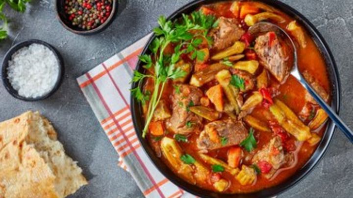 رسپی خوراک بامیه با گوجه و سیب‌ زمینی؛ ساده و خوشمزه