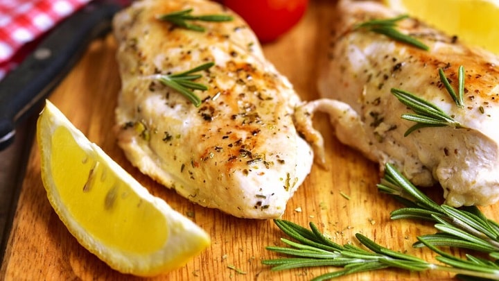 رسپی خوراک مرغ با رزماری و زنجبیل؛ با عطر و طعمی بی‌نظیر