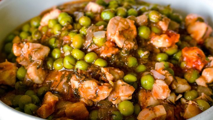 رسپی خوراک مرغ و نخود فرنگی؛ غذایی ساده و خوشمزه