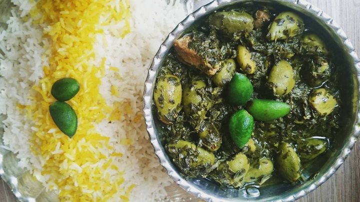 رسپی خورش چغاله بادام و گوجه سبز؛ خورش بهاری خوشمزه