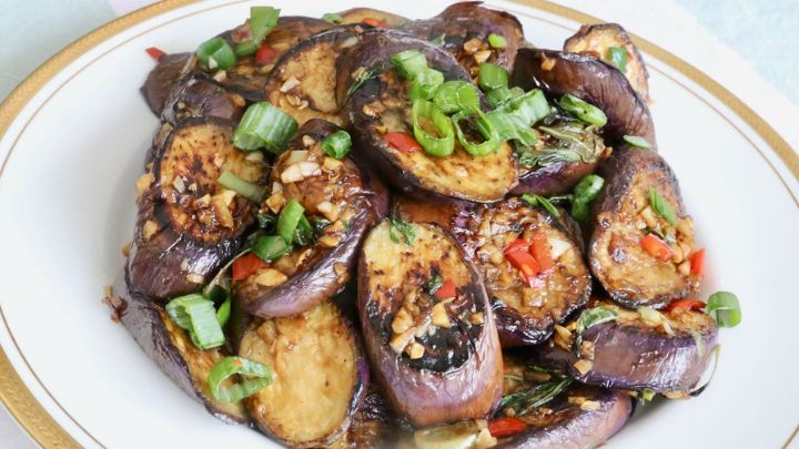 رسپی خورشت ریحان با بادمجان؛ ترکیبی بی‌نظیر از عطر و طعم