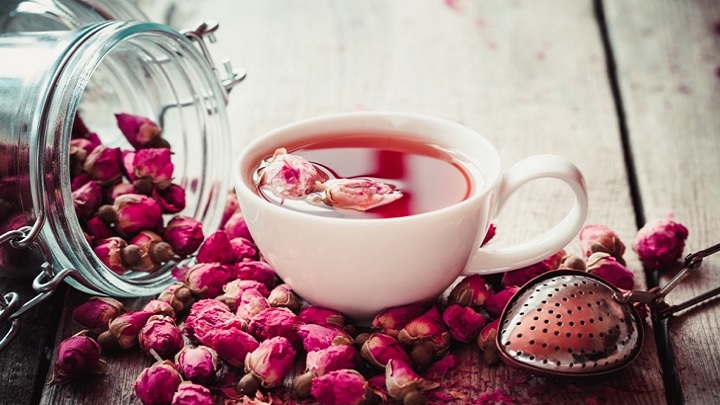 رسپی دمنوش گلاب و دارچین برای یک عصرانه جذاب