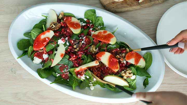 رسپی سالاد انار و اسفناج؛ با سس رژیمی مخصوص