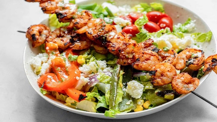 رسپی سالاد ذرت و میگو (بهترین ایده برای شام فوری) رسپی سالاد ذرت و میگو (بهترین ایده برای شام فوری)