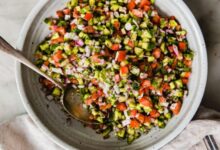 رسپی سالاد شیرازی با گوجه سبز؛ ساده و خوشمزه