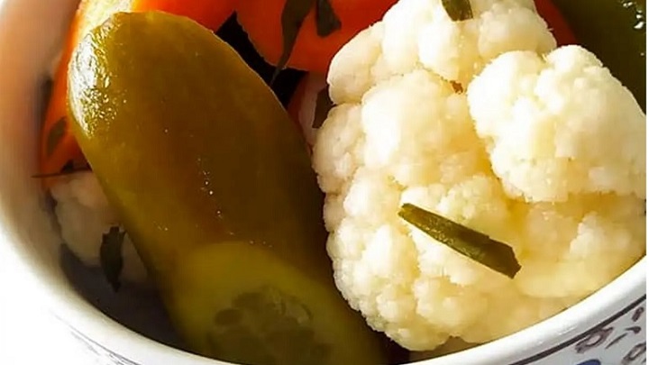 رسپی شور کلم و خیارشور؛ چاشنی خوش‌طعم در کنار غذاها
