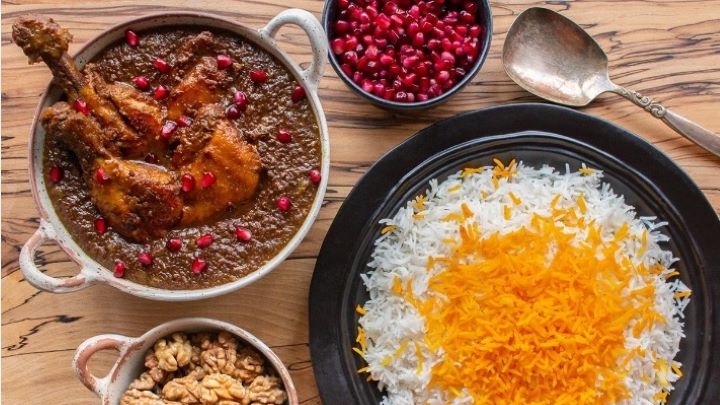 رسپی مرغ ترش با زرشک و رب انار+ نکات خوشمزه‌تر شدن