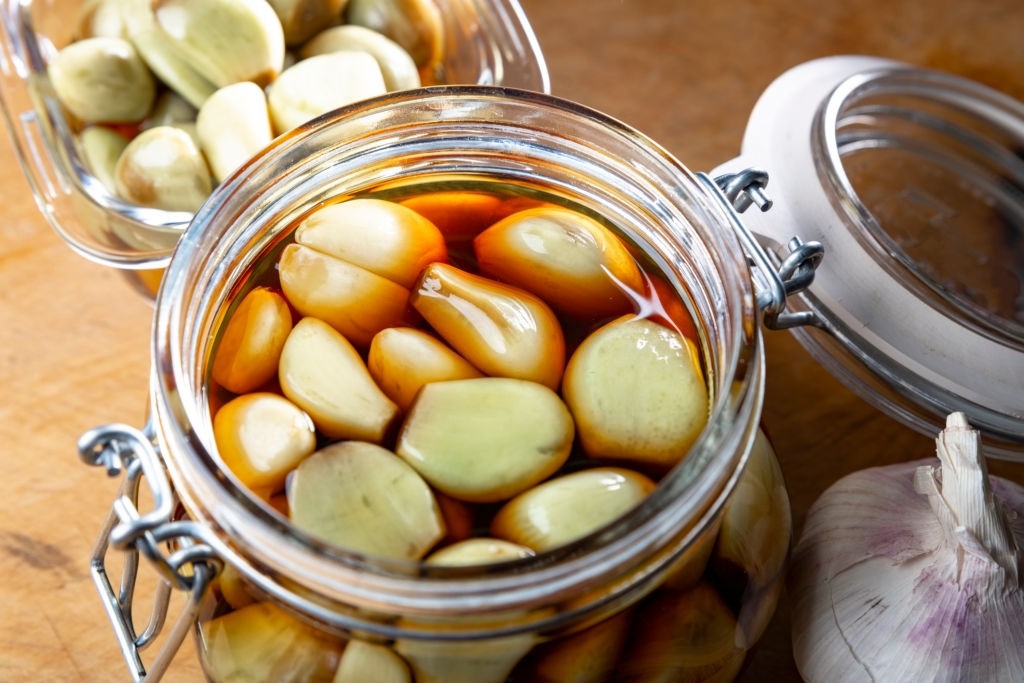 دستور تهیه ی ترشی سیر شمالی با شیره انگور (مرحله به مرحله)