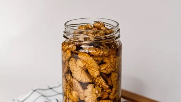 روش نگهداری مغز گردو در آب نمک؛ تازگی و طعم را تضمین کنید