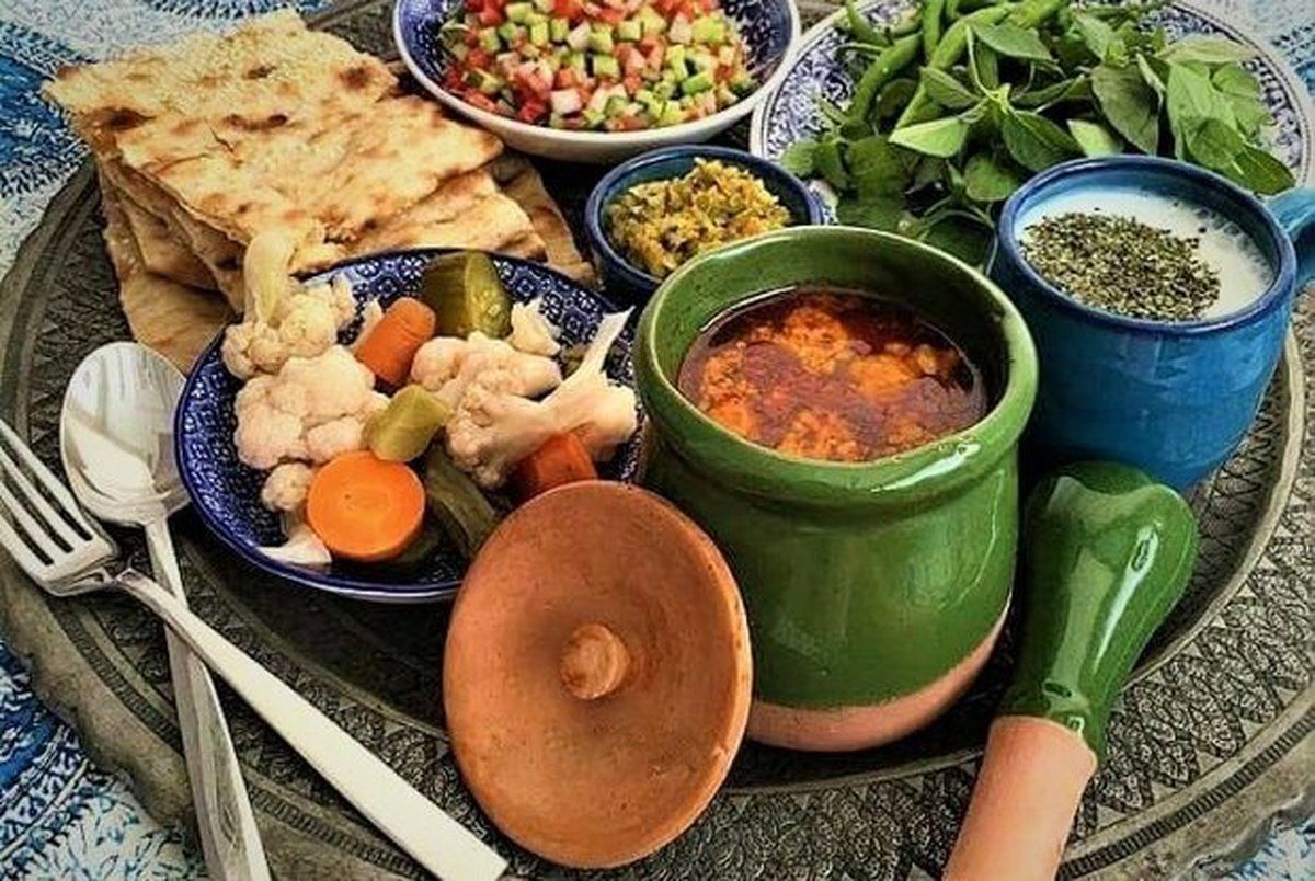 دستور تهیه آبگوشت سیر و سیب زمینی ساده (مرحله به مرحله)