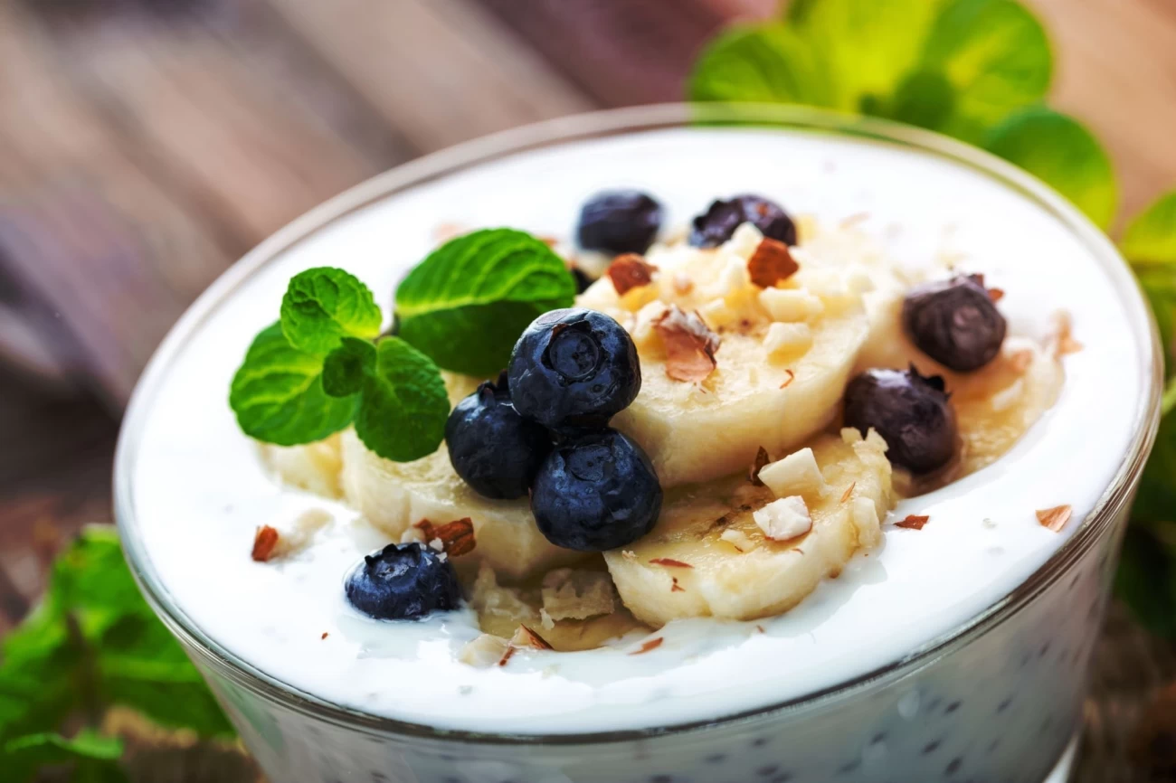 دستور تهیه اسموتی موز و بادام (مرحله به مرحله)