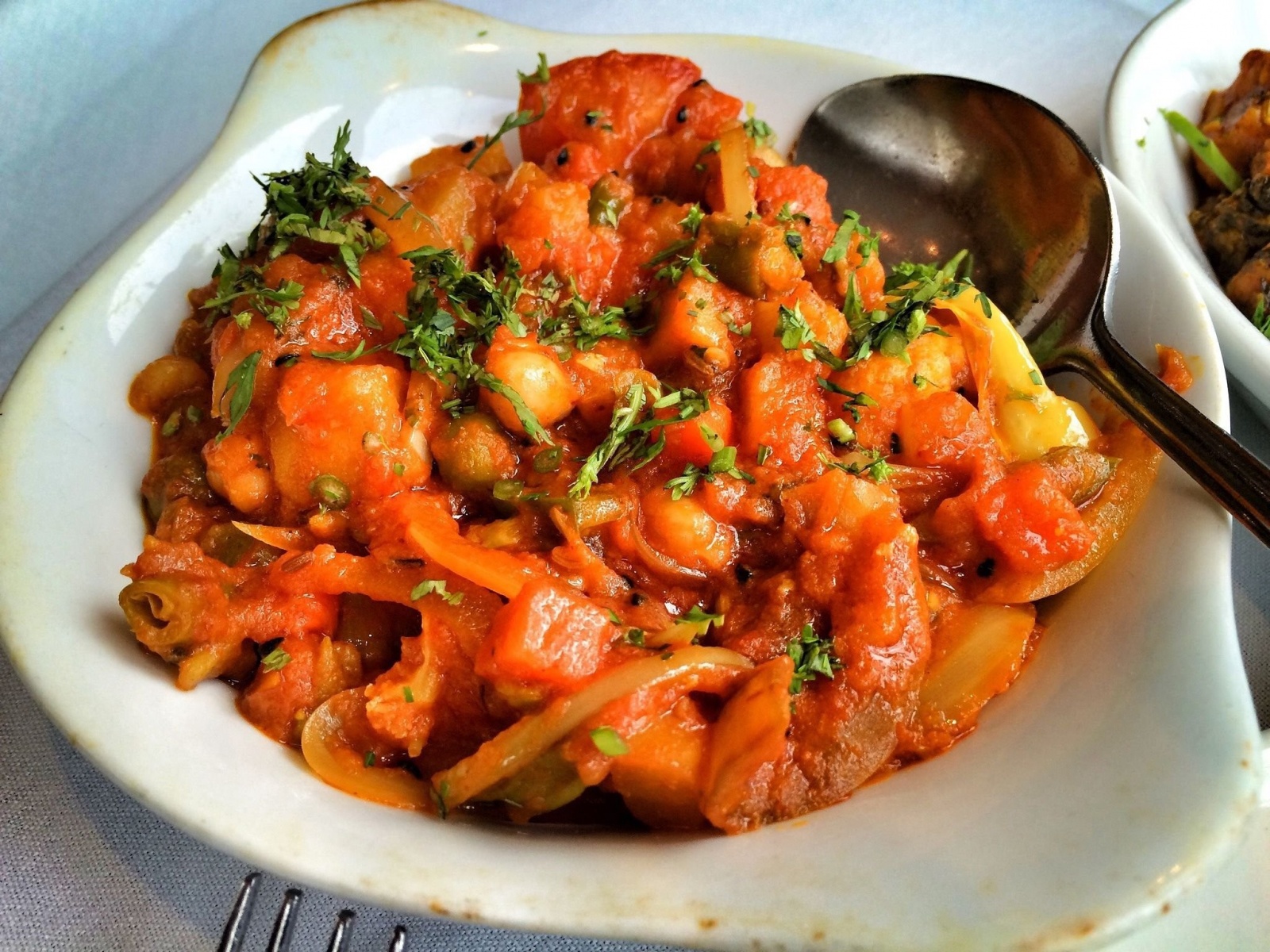 دستور تهیه تاس کباب بادمجان با گوشت و طعمی بی نظیر (مرحله به مرحله)