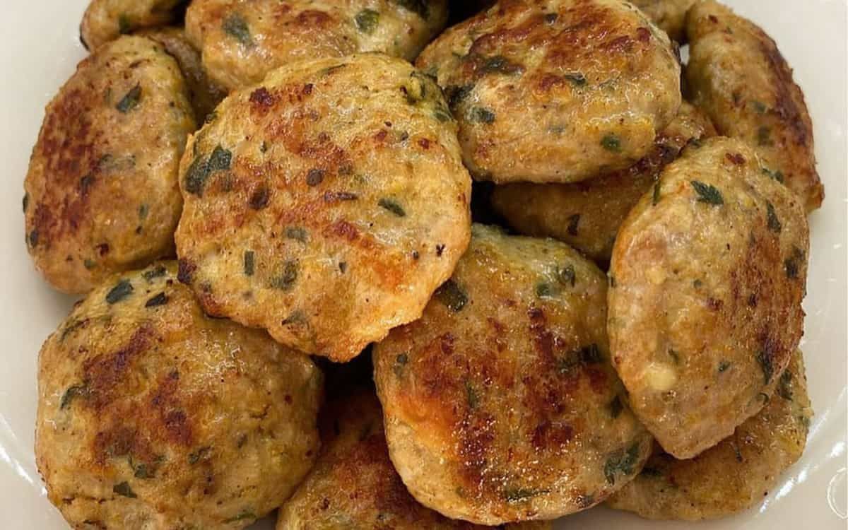 دستور تهیه خوراک مرغ و بیسکویت (مرحله به مرحله)