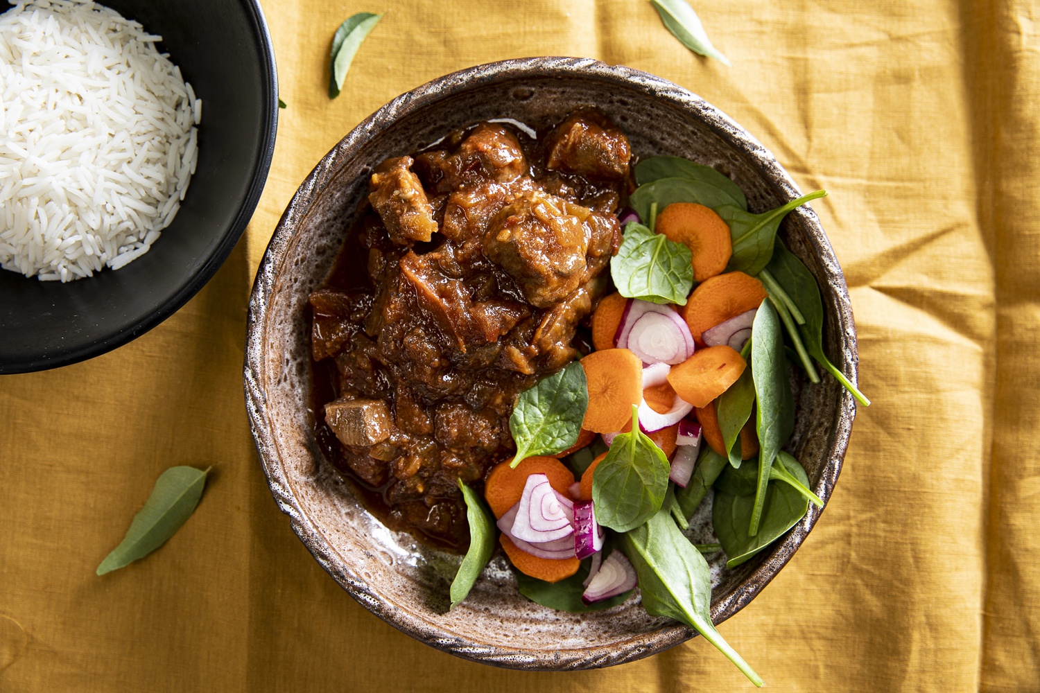 دستور تهیه خورش کاری ویندالو (مرحله به مرحله) دستور تهیه خورش کاری ویندالو (مرحله به مرحله)