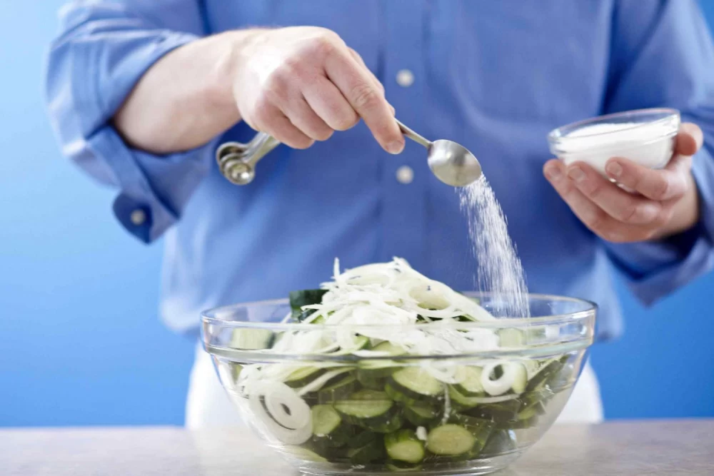 دستور تهیه خیارشور نمکی خانگی با ماندگاری بالا (مرحله به مرحله)