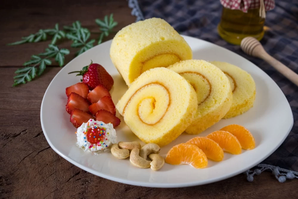 دستور تهیه رولت توت فرنگی؛ شیک برای مهمانی (مرحله به مرحله) دستور تهیه رولت توت فرنگی؛ شیک برای مهمانی (مرحله به مرحله)