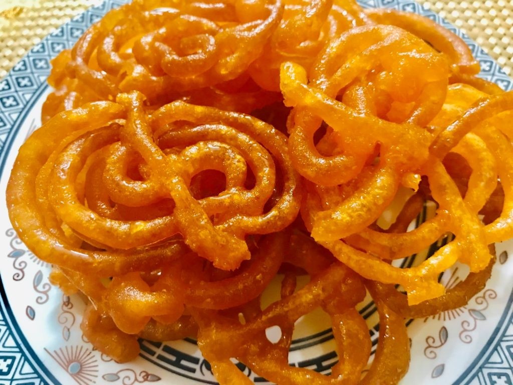 دستور تهیه زولبیا و بامیه آسان و خوشمزه ویژه ماه مبارک رمضان (مرحله به مرحله)