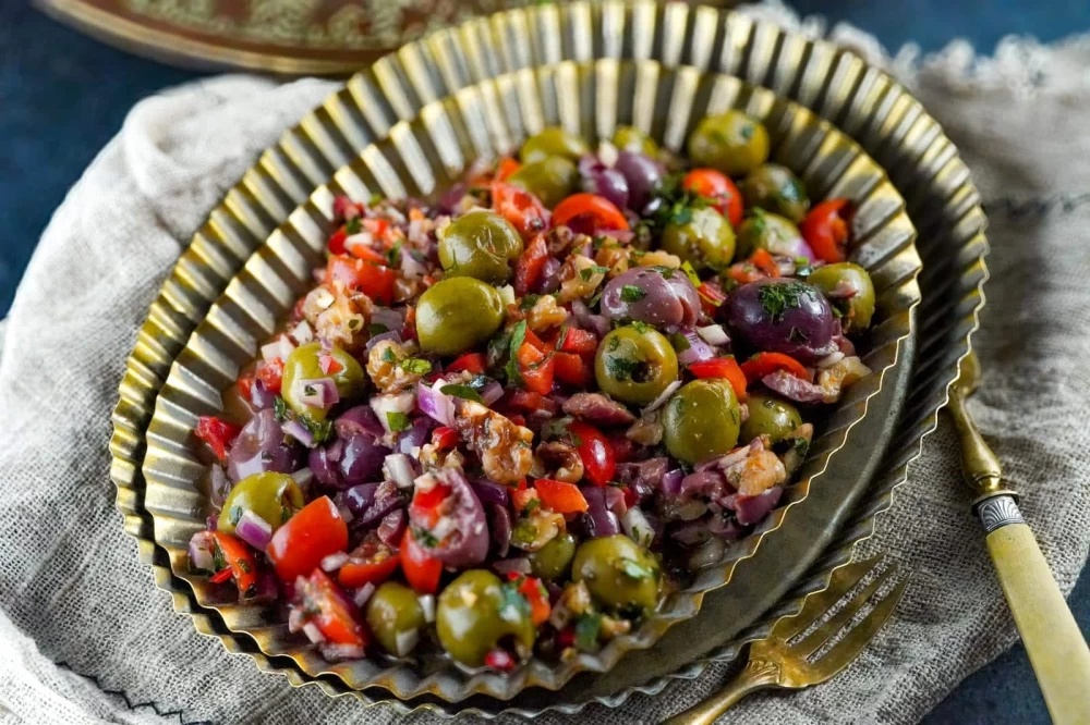 دستور تهیه زیتون پرورده با سیر: یک پیش‌غذای خوشمزه و سنتی (مرحله به مرحله)