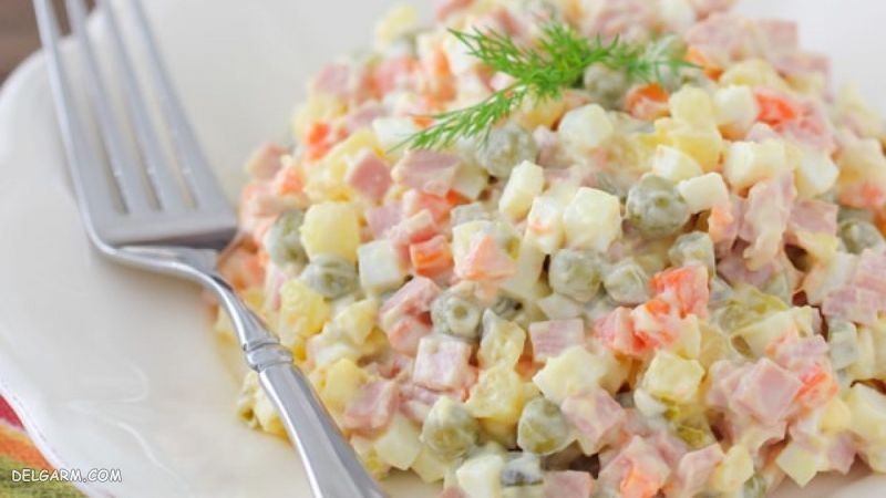 دستور تهیه سالاد الویه روسی با طعمی فوق العاده (مرحله به مرحله) دستور تهیه سالاد الویه روسی با طعمی فوق العاده (مرحله به مرحله)