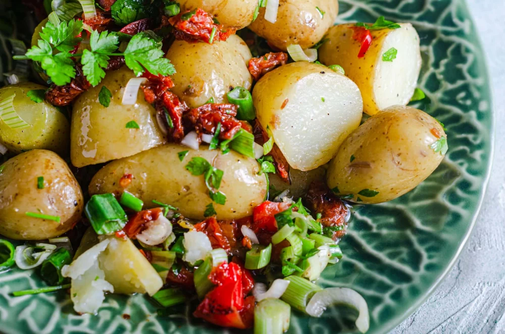 دستور تهیه سالاد سیب زمینی گرم (مرحله به مرحله) دستور تهیه سالاد سیب زمینی گرم (مرحله به مرحله)