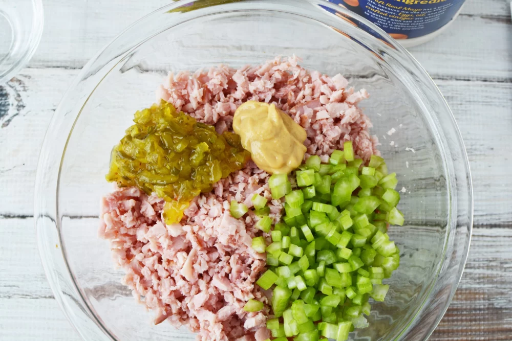 دستور تهیه سالاد کرفس و ژامبون (مرحله به مرحله) دستور تهیه سالاد کرفس و ژامبون (مرحله به مرحله)