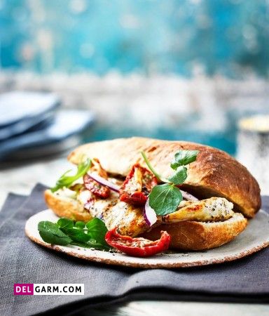 دستور تهیه ساندویچ مرغ مدیترانه ای با نان روگن و سس پستو (مرحله به مرحله)
