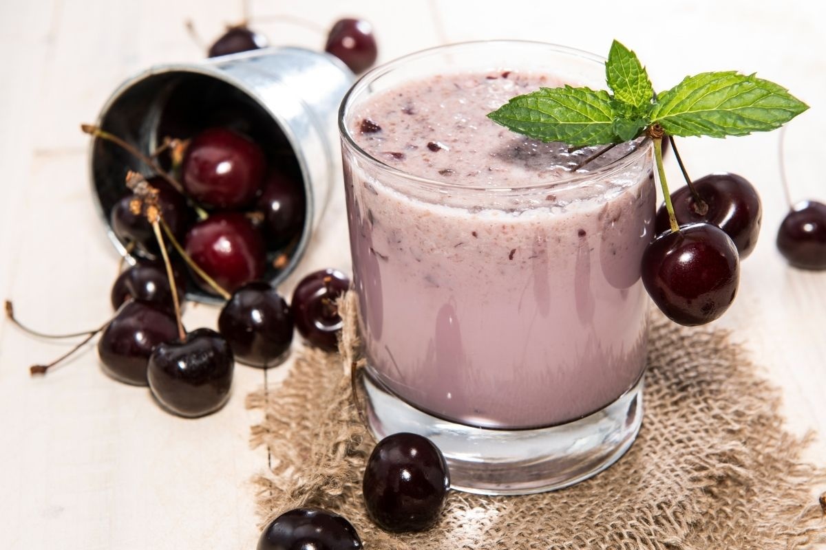دستور تهیه میلک شیک آلبالو خنک و خوشمزه (مرحله به مرحله) دستور تهیه میلک شیک آلبالو خنک و خوشمزه (مرحله به مرحله)