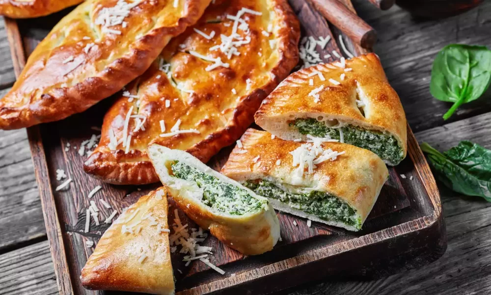 دستور تهیه پیتزا کالزونه اسفناج خوشمزه به روش رستورانی (مرحله به مرحله) دستور تهیه پیتزا کالزونه اسفناج خوشمزه به روش رستورانی (مرحله به مرحله)