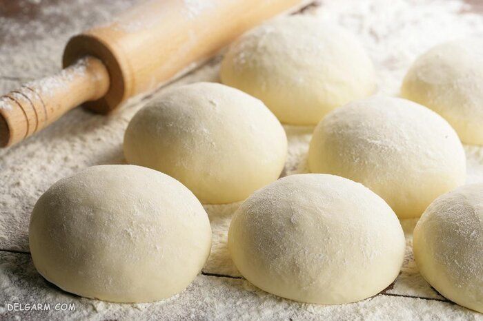 دستور تهیه پیتزا گوشت و قارچ به ۲ روش آسان (مرحله به مرحله)
