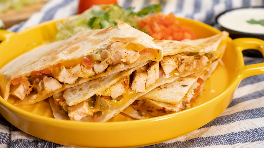 دستور تهیه کوسادیلا مرغ فوق العاده آسان (مرحله به مرحله)