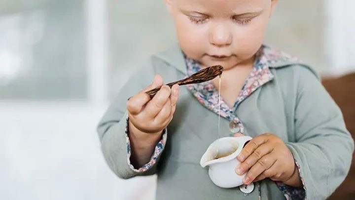 عسل: یک معجزه طبیعی برای رشد و تقویت سلامت کودکان