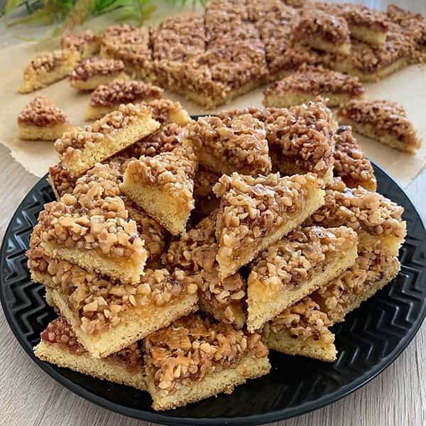 مواد لازم و آموزش اسلایس فندقی خانگی (مرحله به مرحله) مواد لازم و آموزش اسلایس فندقی خانگی (مرحله به مرحله)