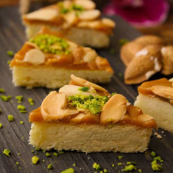 مواد لازم و آموزش اسلایس کارامل و بادام خانگی (مرحله به مرحله)