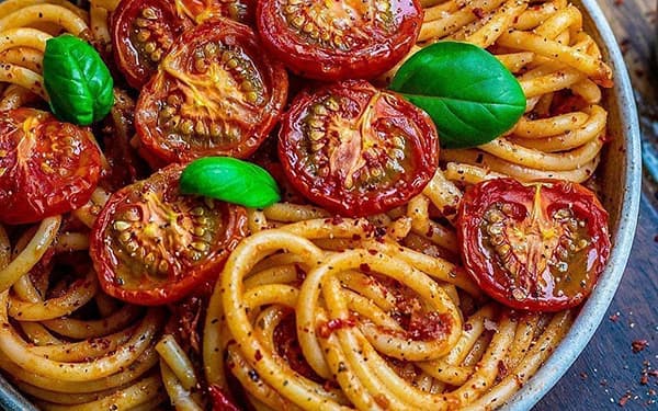 مواد لازم و آموزش اسپاگتی گوجه فرنگی خانگی (مرحله به مرحله) مواد لازم و آموزش اسپاگتی گوجه فرنگی خانگی (مرحله به مرحله)