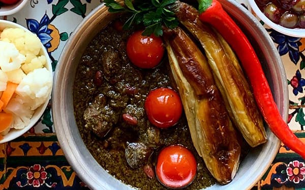مواد لازم و آموزش خورش قورمه سبزی گیلانی خانگی (مرحله به مرحله) مواد لازم و آموزش خورش قورمه سبزی گیلانی خانگی (مرحله به مرحله)