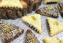 مواد لازم و آموزش شیرینی دو رنگ کنجدی خانگی (مرحله به مرحله)