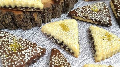 مواد لازم و آموزش شیرینی دو رنگ کنجدی خانگی (مرحله به مرحله)