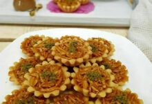 مواد لازم و آموزش شیرینی ملکه بادام خانگی (مرحله به مرحله)