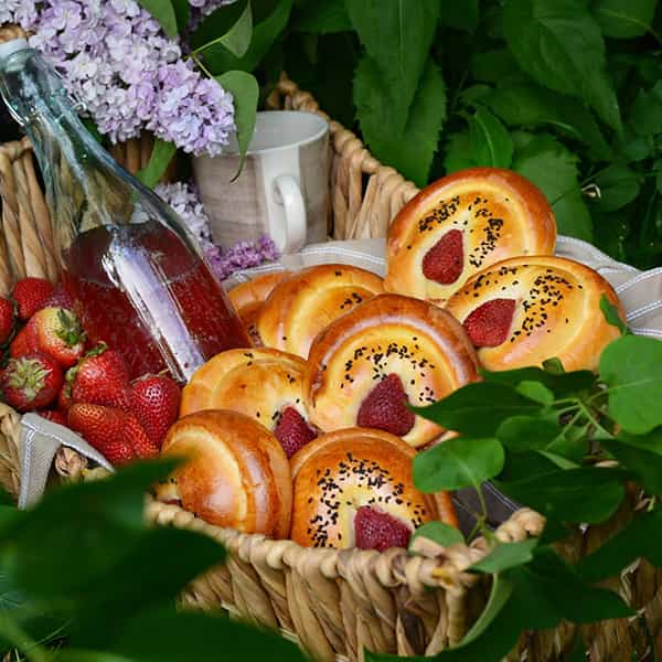 مواد لازم و آموزش نان بریوش توت فرنگی خانگی (مرحله به مرحله) مواد لازم و آموزش نان بریوش توت فرنگی خانگی (مرحله به مرحله)