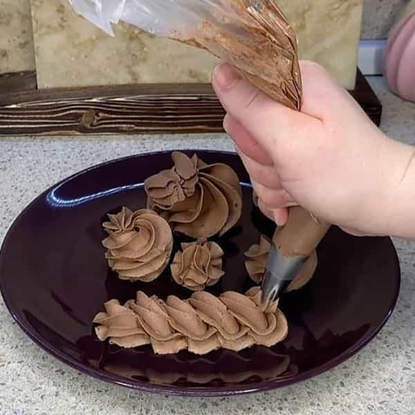 مواد لازم و آموزش کرم شکلاتی ماسوره خور خانگی (مرحله به مرحله)