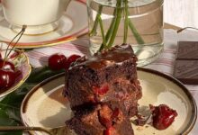 مواد لازم و آموزش کیک شکلاتی آلبالویی خانگی (مرحله به مرحله)