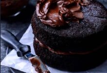 مواد لازم و آموزش کیک شکلاتی سیاه خانگی (مرحله به مرحله)